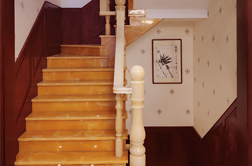 四川中式别墅室内汉白玉石楼梯的定制安装装饰效果