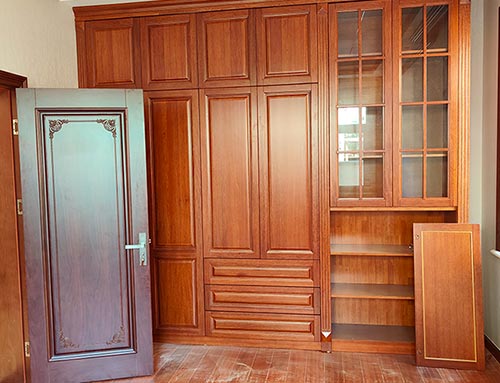 四川中式家庭装修里定制的实木衣柜效果图